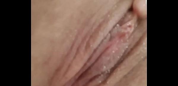  Mimi Boliviana toda melada se masturbando fazendo fisting vaginal e gozando squirt antes de dormir